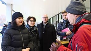 Wilfried Seuberth von den Obenbleibern überreicht die Petition an Petra Krebs (mit schwarzer Mütze), die Vorsitzende des Petitionsausschusses von den Grünen. Foto: T. Baur