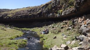 Ein Felsüberhang im äthiopischen Bale-Gebirge, unter dem eine Art Basiscamp von Steinzeitmenschen entdeckt wurde. Foto: Götz Ossendorf/dpa