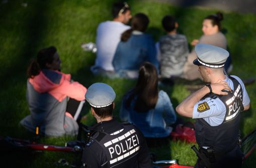 Polizeibeamte kontrollieren auf der Stuttgarter Karlshöhe. Foto: picture alliance/dpa/Sebastian Gollnow