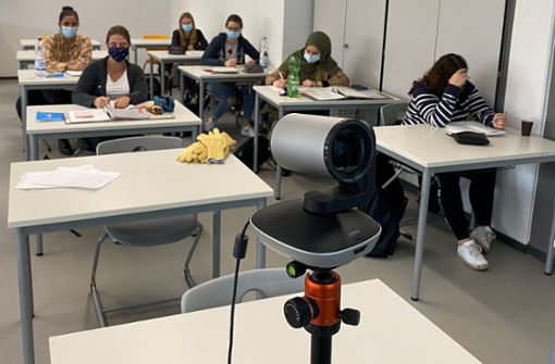 Der Unterricht für die angehenden Lacklaboranten wird mit Hochleistungskamera gestreamt. Foto: /Felix Winkler/Schule für Farbe und Gestaltung Stuttgart