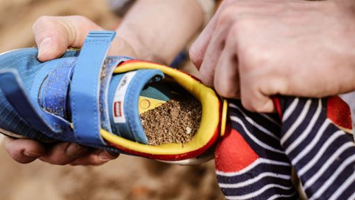 Sand in Kinderschuhen ist keine Seltenheit. Aber ist das Phänomen gefährlich? Foto: Oliver Berg/dpa