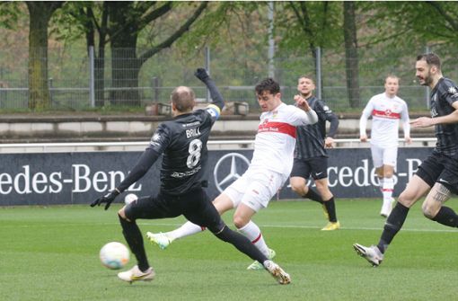 Gleich zur Stelle: der VfB-Stürmer Thomas Kastanaras erzielt gegen Hessen Kassel die Führung. Foto: Baumann/Pressefoto Baumann