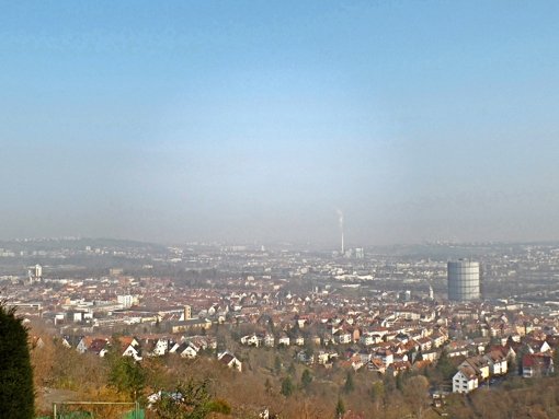 So hoch liegt die Waldebene Ost – hier der Blick von der Kleingartenanlage Raichberg aus – über dem Stuttgarter Osten (im Vordergrund Gaisburg). Foto: Jürgen Brand
