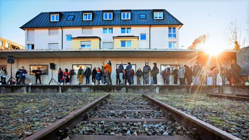 Menschen versammeln sich an der Gedenkstätte Nordbahnhof zu einer Kundgebung zum Tag des Gedenkens an die Opfer des Nationalsozialismus. Foto: Lichtgut/Christoph Schmidt