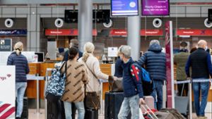 Passagiere checken im Flughafen Hamburg zum Flug nach Palma de Mallorca ein. Foto: dpa/Markus Scholz