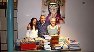 Giuseppa Spatola (links) mit ihren Eltern beim Flohmarkt im  Gastraum des Ristorante Proiectum auf der Waldau. Foto: Patrick Steinle