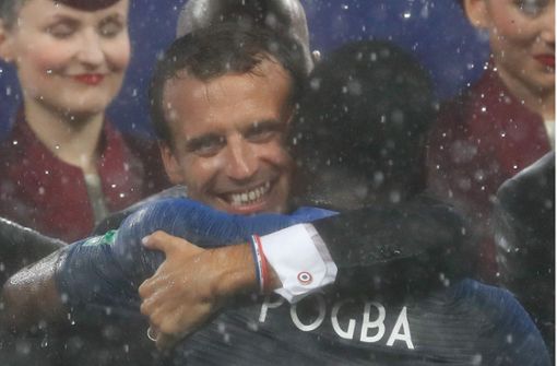 Pure Freude über den Sieg: Emmanuel Macron und Mittelfeldspieler Paul Pogba umarmen sich herzlich direkt nach dem WM-Sieg in Moskau. Danach haben sie in der Umkleidekabine weitergefeiert. Foto: AFP