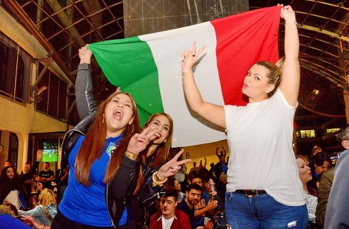 Gewonnen! Fans der italienischen Nationalmannschaft feiern ihr Team in der Stuttgarter Innenstadt. In unserer Bildergalerie zeigen wir weitere Fotos von den feiernden Fans in Stuttgart. Foto: 7aktuell.de