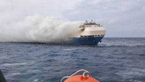 Auf diesem von der portugiesischen Marine zur Verfügung gestellten Bild ist ein brennender Frachter auf dem Atlantik südlich der Azoren zu sehen. Foto: dpa/---