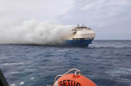 Auf diesem von der portugiesischen Marine zur Verfügung gestellten Bild ist ein brennender Frachter auf dem Atlantik südlich der Azoren zu sehen. Foto: dpa/---