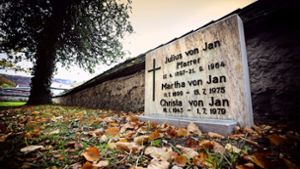 Der Grabstein Julius von Jans ist schon in den Oberlenninger Kirchgarten verlegt. Am Sonntag wird dort seiner gedacht. Foto:  