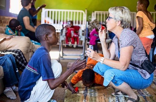 Faszinierende Seifenblasen: Margret Wannenmacher setzt sich für behinderte Kinder in einem Heim in Johannesburg ein. Foto: Wagner