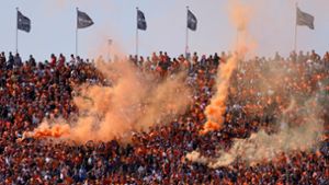 Der orange Rauch über den Fans von Max Verstappen dürfte der Vergangenheit angehören. Der Einsatz von Pyros ist seit vergangenem Oktober bei Fia-Veranstaltungen untersagt. Foto: Peter Dejong/AP/dpa