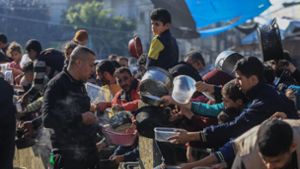 Dauerzustand? Palästinenser drängen sich an die Lebensmittelausgabe einer Hilfsorganisation in Rafah. Foto: dpa/Mohammed Talatene