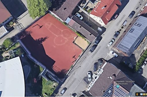 Das Abbild eines männlichen Geschlechtsorgans ziert einen Basketballplatz in Ulm. Foto: Screenshot Google Maps