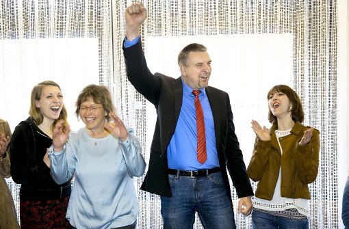 Rainer Taigel bejubelt mit seiner Frau Ingrid und den Töchtern den Wahlsieg. Foto: Horst Rudel