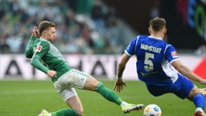 Werders Mitchell Weiser (l) kämpft gegen Darmstadts Matej Maglica um den Ball. Foto: Carmen Jaspersen/dpa