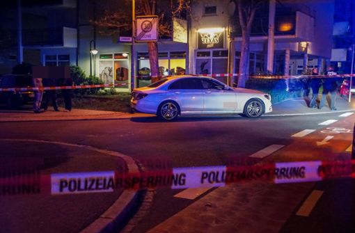 Nach den Schüssen in der Böblinger Straße in Schönaich: Die Polizei sperrt den Tatort ab und sichert Spuren. Foto: SDMG