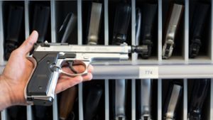 Sieht aus wie eine echte Schusswaffe: Ein Beamter zeigt in der Waffenkammer des Landeskriminalamtes (LKA) in Rampe (Mecklenburg-Vorpommern) eine Schreckschusswaffe 9mm PAK Foto: dpa