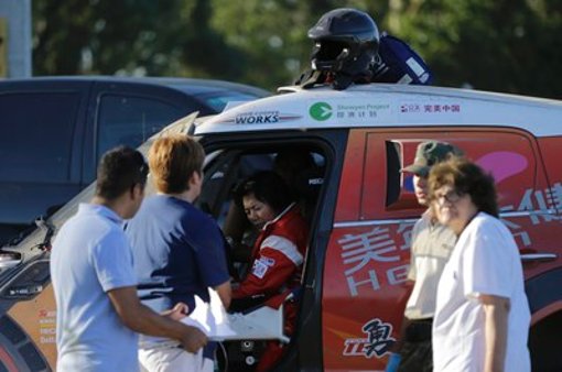 Der Mini Cooper der chinesischen Pilotin Guo Meiling raste in eine Gruppe von Fans. Foto: AP