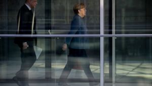 Bundeskanzlerin Angela Merkel und ein Fraktionsmitarbeiter auf dem Weg zu Sondierungsgesprächen. Selten sind die finanziellen Startbedingungen für eine Regierung so gut gewesen. Foto: dpa