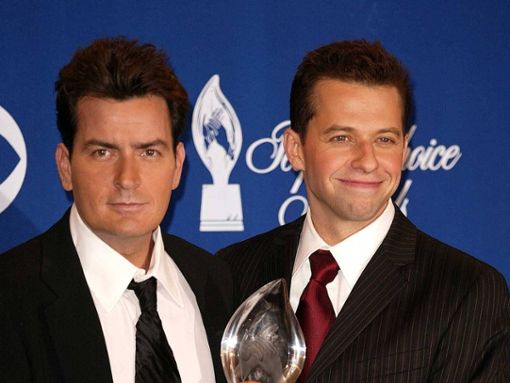 Charlie Sheen (li.) und Jon Cryer standen bis 2011 für Two And A Half Men gemeinsam vor der Kamera. Foto: imago images/Newscom World