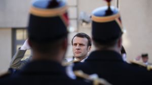 Emmanuel Macron und französische Soldaten: der Präsident bietet den Europäern Einblicke in die atomare Abschreckung seines Landes an. Foto: AP/Francois Mori
