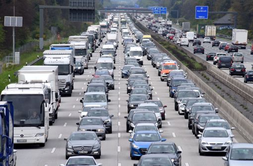 Vor allem rund um München, Frankfurt und Hamburg und in NRW werden die Autobahnen am Wochenende wieder voll sein. Foto: dpa