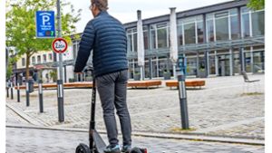 Ein dreirädriger Leihscooter fährt am Göppinger Bahnhof vorbei. In Göppingen hat sich dieses  Mobilitätsangebot etabliert und soll deshalb auch für die Stadtteile ausgebaut werden. Foto: /Staufenpress