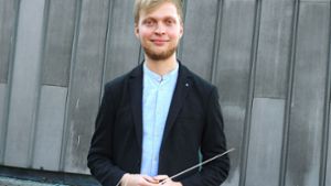 Lukas Bauer, 23, dirigiert künftig das Fellbacher Kammerorchester. Foto: Ingrid Sachsenmaier