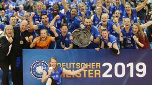 Endlich Meister: Das Team von Allianz MTV Stuttgart feiert am 11. Mai 2019 den Titelgewinn – in unserer Bildergalerie erinnern wir an die bisherigen fünf Endspielserien. Foto: Baumann