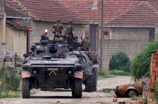 15.06.1999, Kosovo, Velika Krusa: Deutsche Soldaten  fahren mit einem Spähpanzer Luchs durch den Ort in der Nähe von Prizren. Foto: dpa