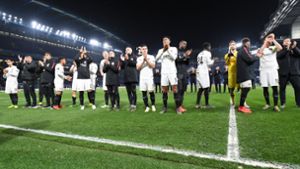 Raus mit Applaus: Die Spieler von Eintracht Frankfurt verabschieden sich nach  grandiosen Auftritten aus der Europa League und bedanken sich bei ihren Fans. Foto: dpa
