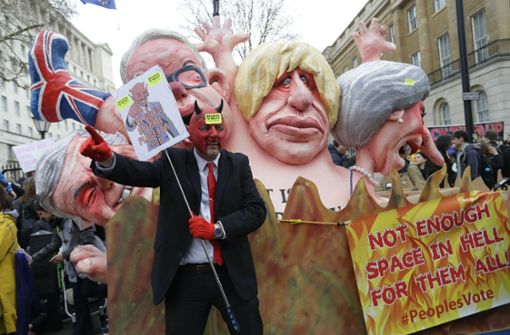 Mit Witz und Wut: In London demonstrieren Hunderttausende gegen den Brexit. Foto: AP