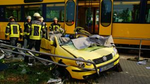 Schwerer Crash in Stuttgart-Zuffenhausen. Foto: Andreas Rosar Fotoagentur-Stuttgart