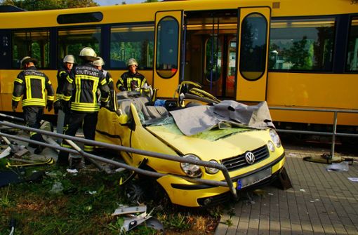 Schwerer Crash in Stuttgart-Zuffenhausen. Foto: Andreas Rosar Fotoagentur-Stuttgart