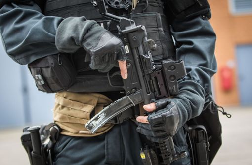 In Sachsen und Bayern wurden sechs Männer festgenommen (Symbolbild eines Beamten des Spezialeinsatzkommandos). Foto: dpa