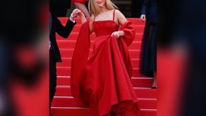 Jennifer Lawrence mit Abendkleid und Flip-Flops auf dem roten Teppich in Cannes. Foto: getty/[EXTRACTED]: Stephane Cardinale - Corbis/Corbis via Getty Images