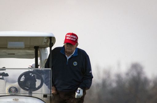 Bereit für den Abgang? Der amtierende US-Präsident Donald Trump beim Golfen in Sterling, Virginia. Foto: AFP/ Al Drago