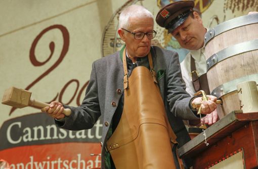 Es gehört zur Tradition des Volksfests, dass der Oberbürgermeister, aktuell Fritz Kuhn, das erste Fass ansticht. Foto: Lichtgut/Leif-Hendrik Piechowski