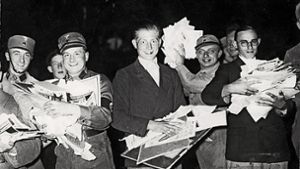 Helmut Dannel (Zweiter von rechts) bei einer Bücherverbrennung in Berlin im Jahr 1933. Foto: Bundesarchiv