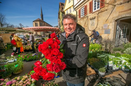 Gerade am Valentinstag stehen Rosen als Zeichen der Liebe hoch im Kurs, wie der Esslinger Gärtnermeister Jürgen Merz sagt. Foto: /Roberto Bulgrin