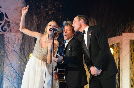 Zusammen mit Taylor Swift und Jon Bon Jovi zeigte Prinz William (rechts) am Dienstagabend, dass eine Rockröhre in ihm steckt. Foto: Getty Images Europe