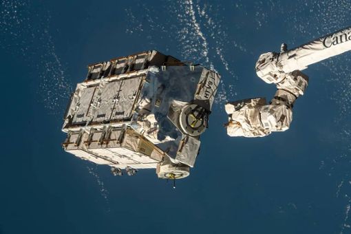 Eine externe Palette mit ausgedienten Nickel-Wasserstoff-Batterien wurde vom Canadarm2-Roboterarm der ISS freigegeben. Trümmerteile eines ausrangierten Batteriepakets der Internationalen Raumstation ISS könnten am Freitag auf die Erde niedergehen. Deutschland treffen sie aller Voraussicht nach aber nicht.  Foto: Nasa/dpa