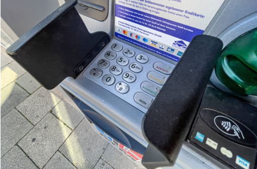 Einen Geldautomaten hat sich ein Räuber als Tatort ausgesucht (Symbolbild). Foto: imago images/Beautiful Sports/KJPeters