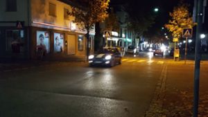 Nachts ist oft eher wenig los in der Bahnhofstraße. Doch immer mal wieder brausen rücksichtslose Fahrer mit bis zu Tempo 90 über den Asphalt. Foto: Dirk Herrmann