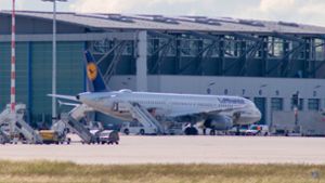 Der Airbus 321 steht  nach der Landung vor einem Hangar. Dort  wird er von Mitarbeitern der Lufthansa-Technik überprüft. Foto: 7aktuell.de/Nils Reeh