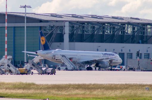Der Airbus 321 steht  nach der Landung vor einem Hangar. Dort  wird er von Mitarbeitern der Lufthansa-Technik überprüft. Foto: 7aktuell.de/Nils Reeh