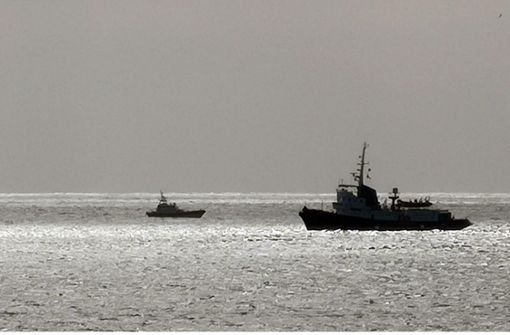 Die „Mare Jonio“, flankiert von Booten der italienischen Küstenwache und der Finanzpolizei am Dienstag vor Lampedusa. 49 Migranten befinden sich an Bord. Foto:  