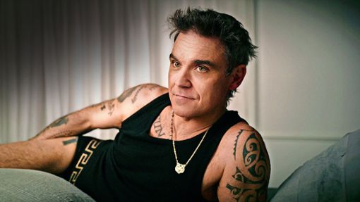 Robbie Williams gibt sich in der Netflix-Doku ganz privat: In Shirt und Unterhose, auf dem Bett sitzend, lässt er sein bisheriges Leben Revue passieren. Foto: dpa/Netflix